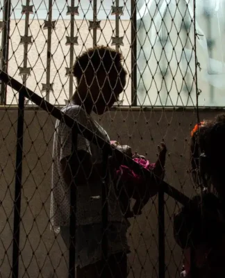 Cai tempo de acolhimento de crianças no estado do Rio