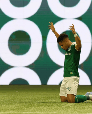Vitor Roque celebra seu gol contra o Santos