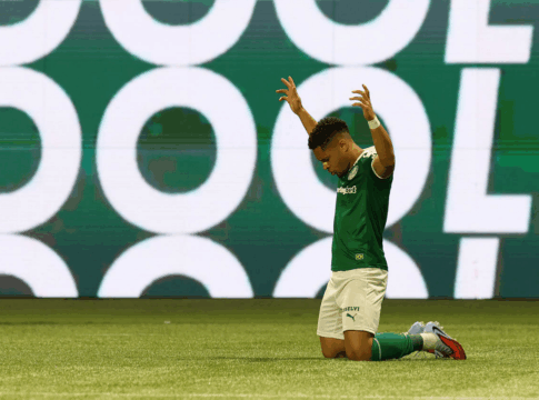 Vitor Roque celebra seu gol contra o Santos