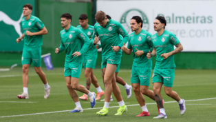 Emiliano Martínez, Bruno Fuchs, Raphael Veiga e Mauricio correndo durante treinamento da equipe do Palmeiras
