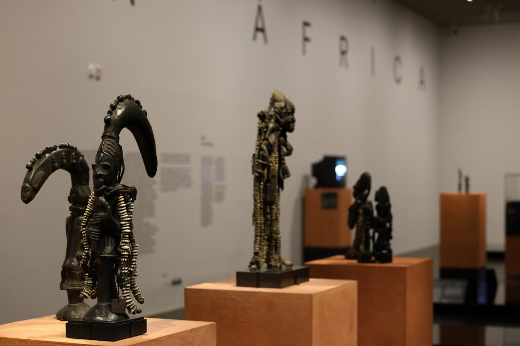 Parte da mostra de arte africana no Masp (São Paulo), contendo estatuetas no plano aberto