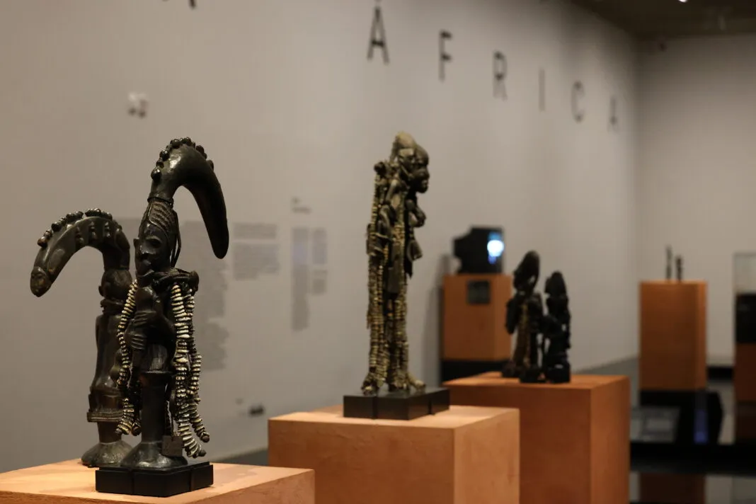 Parte da mostra de arte africana no Masp (São Paulo), contendo estatuetas no plano aberto