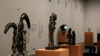 Parte da mostra de arte africana no Masp (São Paulo), contendo estatuetas no plano aberto