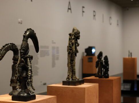 Parte da mostra de arte africana no Masp (São Paulo), contendo estatuetas no plano aberto