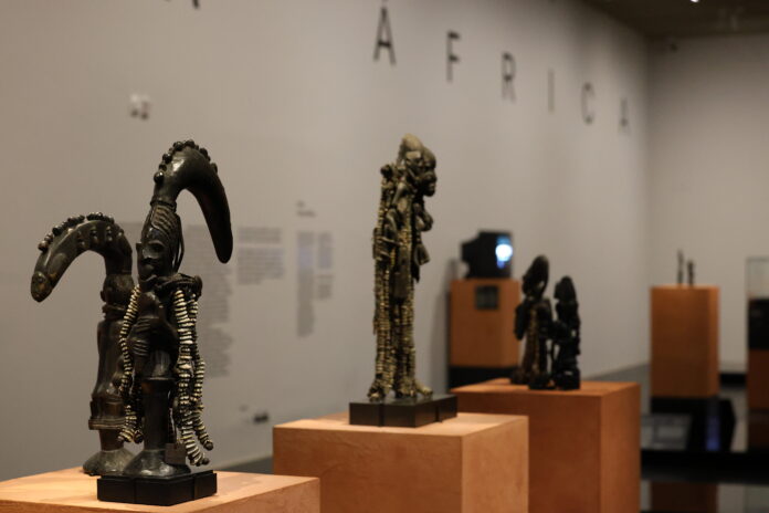 Parte da mostra de arte africana no Masp (São Paulo), contendo estatuetas no plano aberto