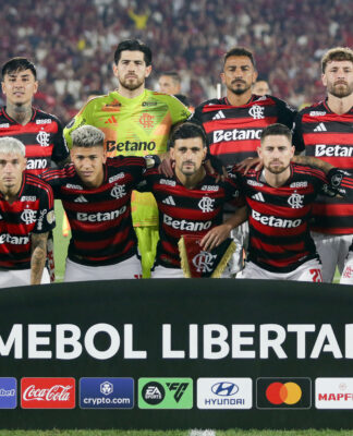 Elenco do Flamengo na foto antes do jogo contra o Racing