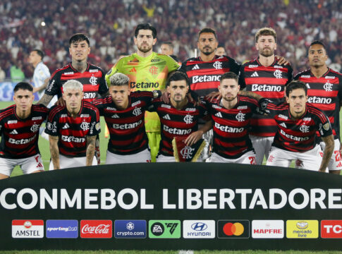 Elenco do Flamengo na foto antes do jogo contra o Racing