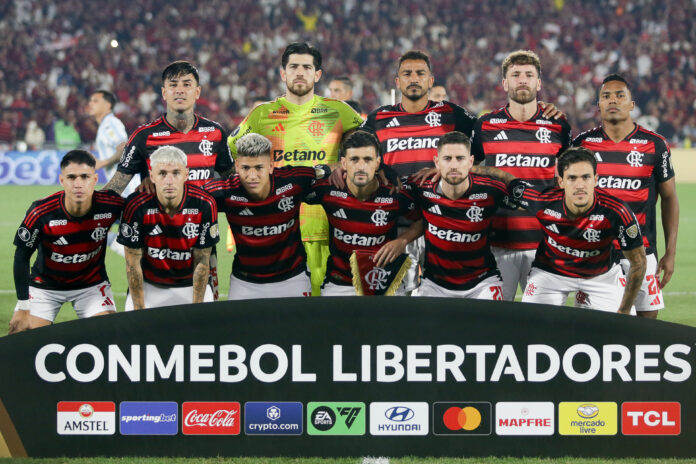 Elenco do Flamengo na foto antes do jogo contra o Racing