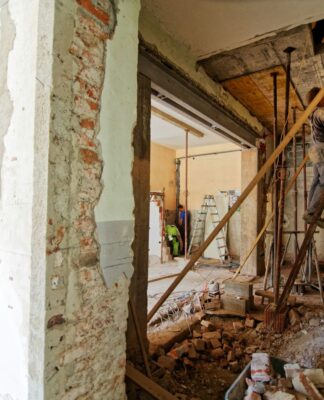 A imagem mostra uma casa em reformas