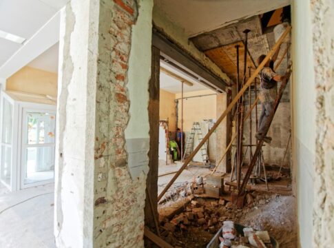 A imagem mostra uma casa em reformas