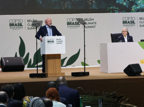 Presidente Lula discursando na Cúpula dos Líderes da COP30