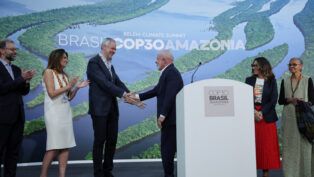 O presidente do Brasil, Luiz Inácio Lula da Silva, e o presidente da COP30 e embaixador André Corrêa do Lago apertam as mãos enquanto a diretora-executiva da COP30, Ana Toni, a ministra do Meio Ambiente e Mudança do Clima, Marina Silva, e Rosângela “Janja” da Silva reagem durante a Conferência das Nações Unidas sobre Mudanças Climáticas (COP30), em Belém, Brasil, em 19 de novembro de 2025
