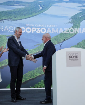 O presidente do Brasil, Luiz Inácio Lula da Silva, e o presidente da COP30 e embaixador André Corrêa do Lago apertam as mãos enquanto a diretora-executiva da COP30, Ana Toni, a ministra do Meio Ambiente e Mudança do Clima, Marina Silva, e Rosângela “Janja” da Silva reagem durante a Conferência das Nações Unidas sobre Mudanças Climáticas (COP30), em Belém, Brasil, em 19 de novembro de 2025