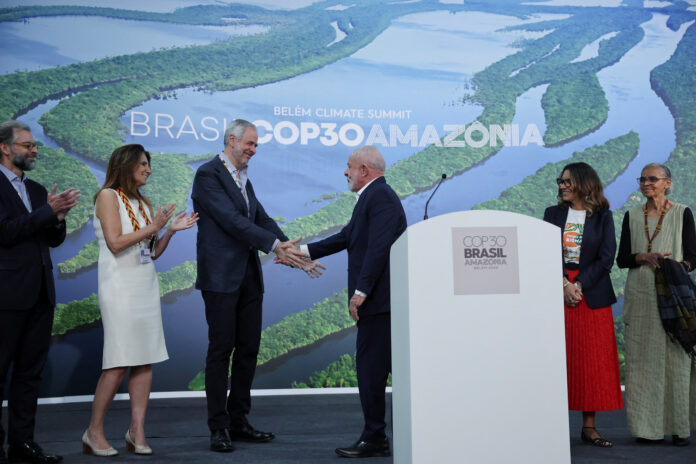 O presidente do Brasil, Luiz Inácio Lula da Silva, e o presidente da COP30 e embaixador André Corrêa do Lago apertam as mãos enquanto a diretora-executiva da COP30, Ana Toni, a ministra do Meio Ambiente e Mudança do Clima, Marina Silva, e Rosângela “Janja” da Silva reagem durante a Conferência das Nações Unidas sobre Mudanças Climáticas (COP30), em Belém, Brasil, em 19 de novembro de 2025