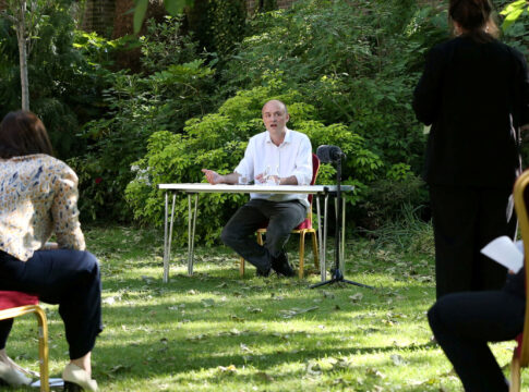 Reino Unido divulga relatório que aponta falhas do governo na resposta à pandemia de Covid-19