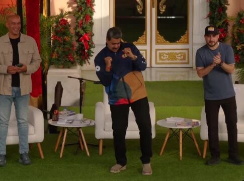 Maduro dança ao som de música “sem guerra, sim à paz” durante protesto estudantil.
