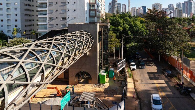 Construção de passarela da Linha 17-Ouro