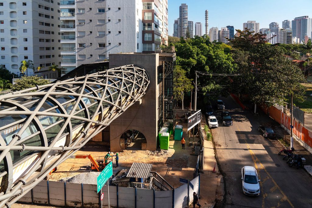 Construção de passarela da Linha 17-Ouro