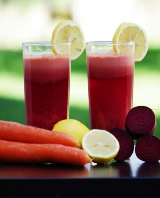 Imagem ilustrativa de suco de beterraba com cenoura