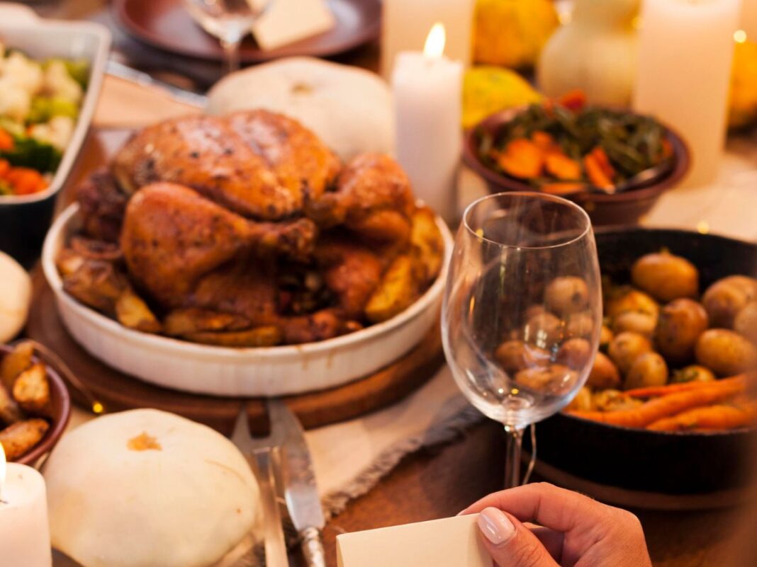 Em imagem ilustrativa uma ceia de natal com Peru natalino