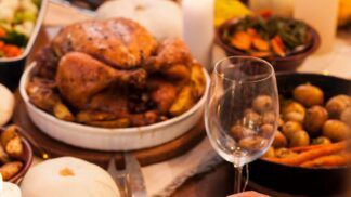 Em imagem ilustrativa uma ceia de natal com Peru natalino