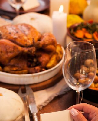 Em imagem ilustrativa uma ceia de natal com Peru natalino