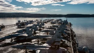 Imagem do porta-aviões Gerald Ford, dos Estados Unidos, com aviões de caça estacionados