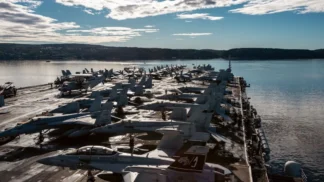 Imagem do porta-aviões Gerald Ford, dos Estados Unidos, com aviões de caça estacionados