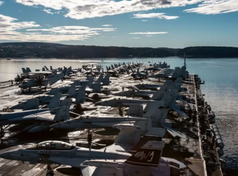 Imagem do porta-aviões Gerald Ford, dos Estados Unidos, com aviões de caça estacionados