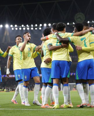 Jogadores da seleção brasileira comemoram gol