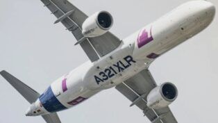 Avião da Airbus voando sobre o céu