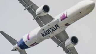 Avião da Airbus voando sobre o céu