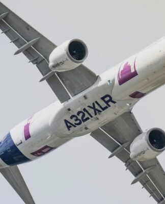 Avião da Airbus voando sobre o céu