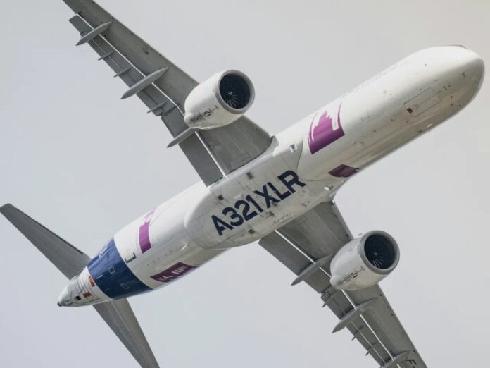 Avião da Airbus voando sobre o céu