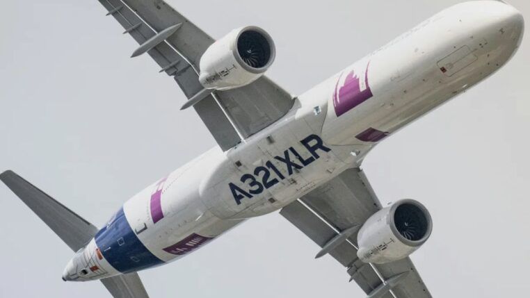 Avião da Airbus voando sobre o céu