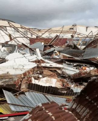 Escombros de casa destruira pelo tornado no Paraná