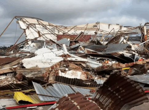 Escombros de casa destruira pelo tornado no Paraná