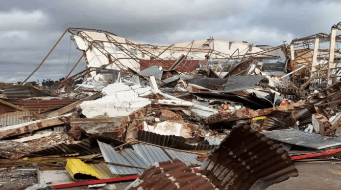 Escombros de casa destruira pelo tornado no Paraná