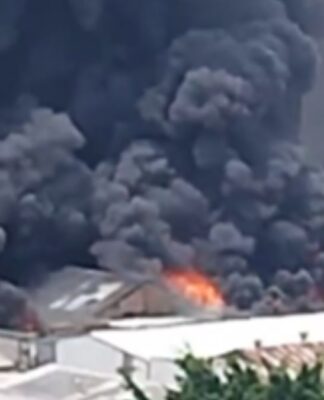 Imagem de uma grande nuvem de fumaça densa