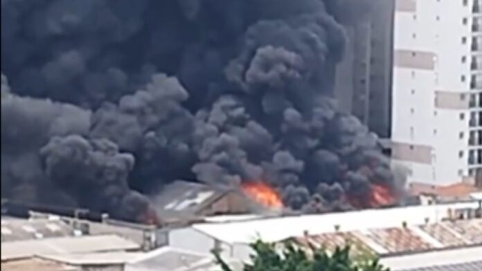 Imagem de uma grande nuvem de fumaça densa