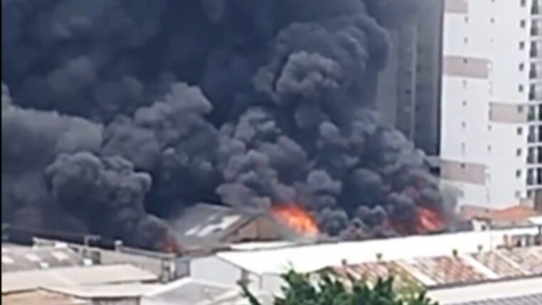 Imagem de uma grande nuvem de fumaça densa