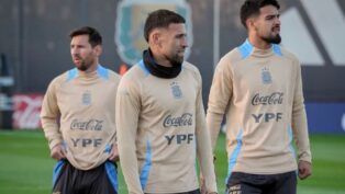 Messi (à esquerda, no fundo), Flaco López (ao centro) e Otamendi (à direita) durante treino da seleção argentina