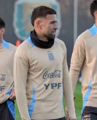 Messi (à esquerda, no fundo), Flaco López (ao centro) e Otamendi (à direita) durante treino da seleção argentina