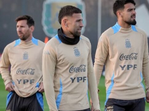 Messi (à esquerda, no fundo), Flaco López (ao centro) e Otamendi (à direita) durante treino da seleção argentina
