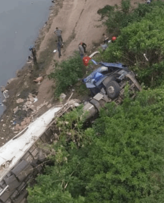 Caminhão tomba na Marginal Tietê e deixa quatro feridos