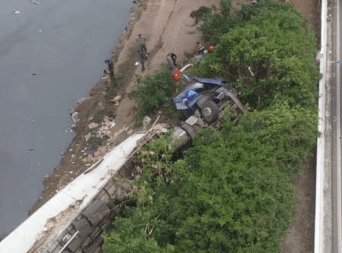 Caminhão tomba na Marginal Tietê e deixa quatro feridos