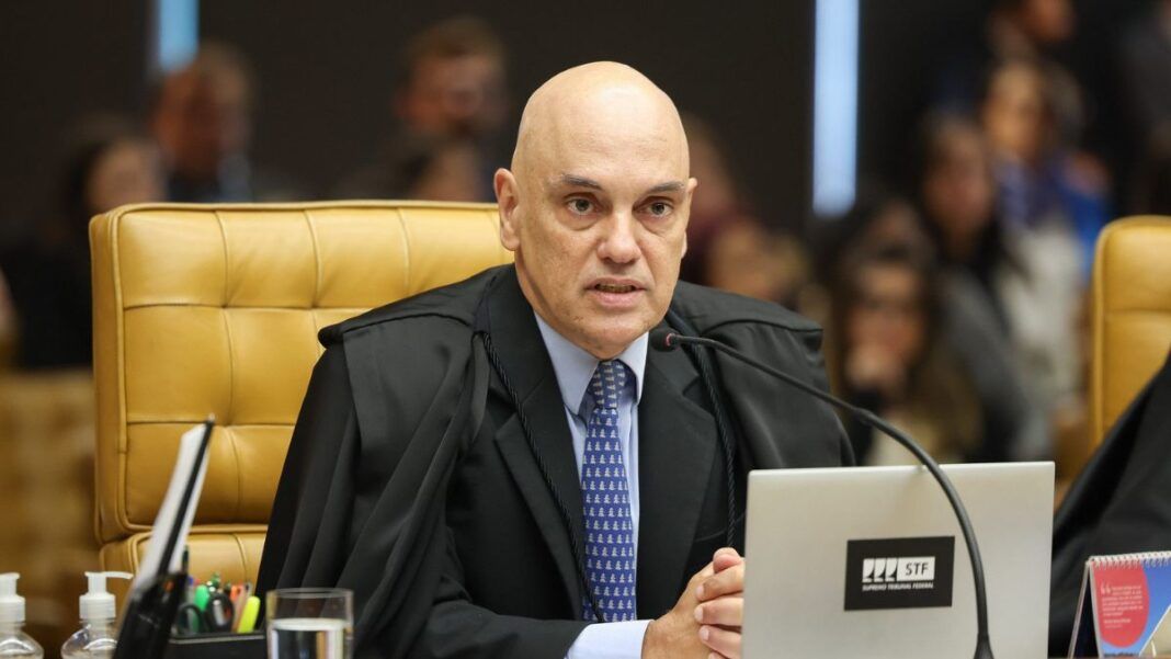Alexandre de Moraes, sentado na plenária do STF, falando