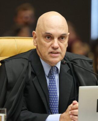 Alexandre de Moraes, sentado na plenária do STF, falando