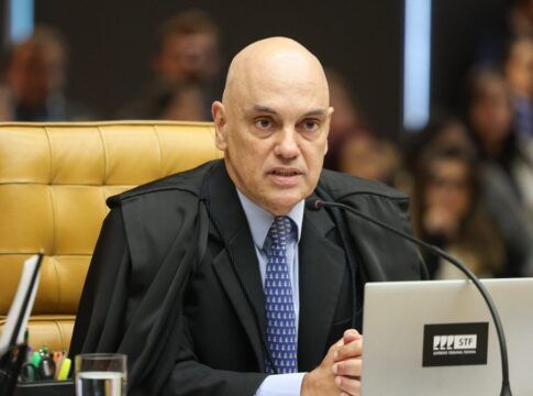 Alexandre de Moraes, sentado na plenária do STF, falando