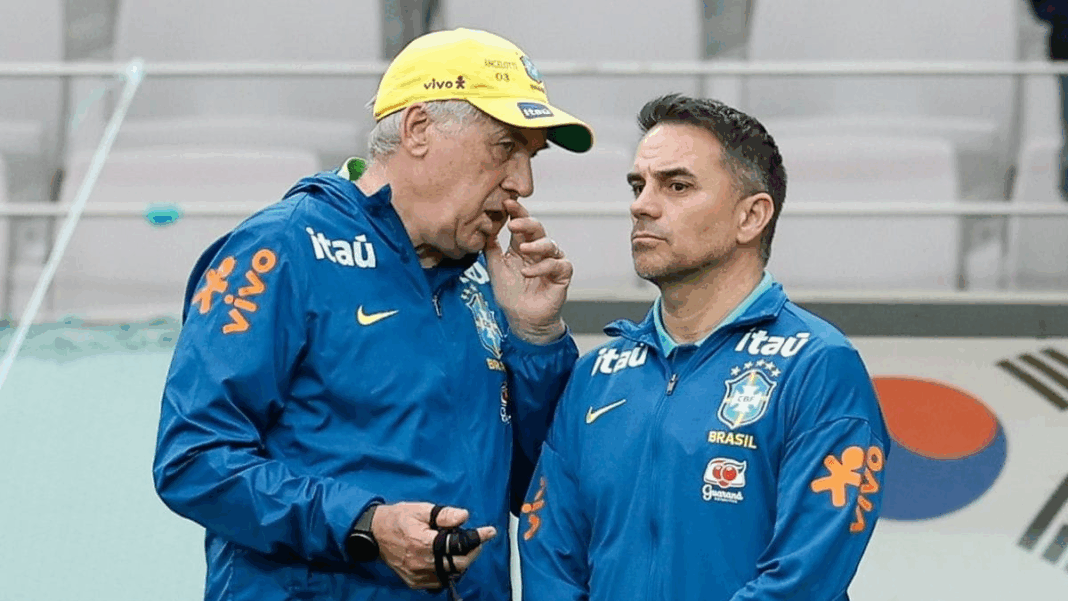 Carlo Ancelotti falando no ouvido de Rodrigo Caetano, durante um treino da Seleção Brasileira